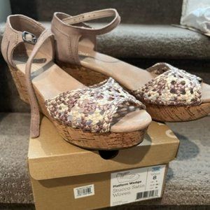 NWT Toms Stucco Satin Woven Wedge heels size 8